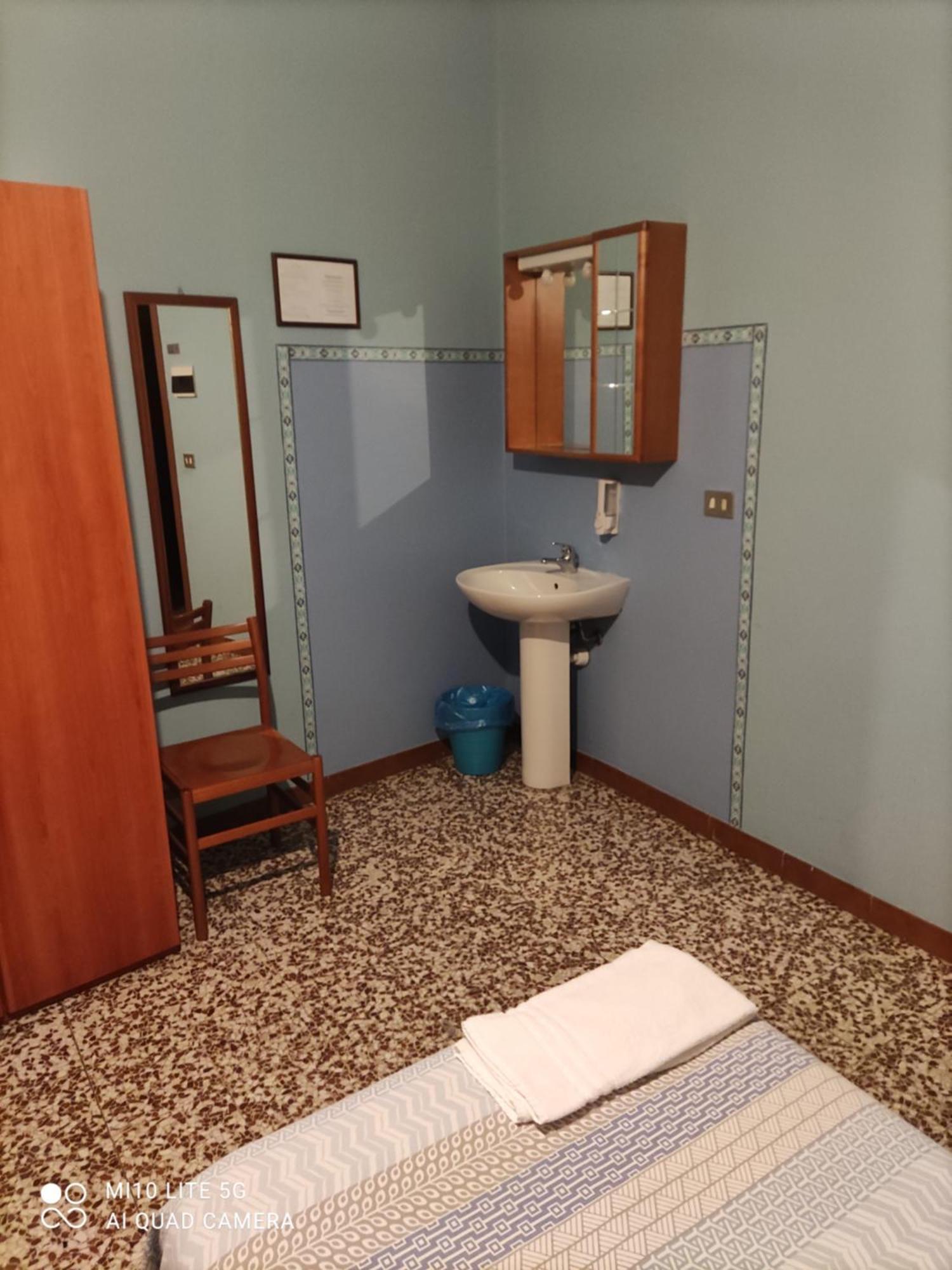 Hostal D'Annunzio House Cesano Boscone Exterior foto